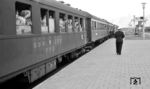 Der F 212 "Skandinavien-Italien-Express" wartet im Bahnhof Großenbrode Kai auf Ausfahrt, die um 15.34 Uhr erfolgen sollte. Der Zug hatte eine Fahrzeit von fast genau 2 Tagen von Stockholm nach Rom. (01.08.1956) <i>Foto: Karl Wyrsch, Slg. D. Ammann</i>