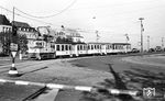 Ein mit einer Lok bespannter Straßenbahnwagenzug der Porzer Vorortbahn aus Zündorf an der Deutzer Brücke in Köln. (05.10.1957) <i>Foto: Karl Wyrsch, Slg. D. Ammann</i>