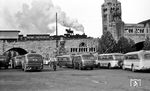 Eine pr. P 8 fährt aus dem Kölner Hauptbahnhof auf die Hohenzollernbrücke. Der heute mit dem Museum Ludwig zugebaute Platz zwischen Dom und Rhein diente nach dem Krieg (noch ebenerdig) als Busparkplatz. Später wurde dieser auf die anderen Seite der Gleise verlegt. (05.10.1957) <i>Foto: Karl Wyrsch, Slg. D. Ammann</i>