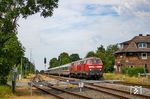 218 389 und 218 366 rauschen mit IC 2215 nach Frankfurt/M und 20 minütiger Verspätung durch den Bahnhof Hemmingstedt südlich von Heide. (04.08.2022) <i>Foto: Thorsten Eichhorn</i>