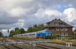 Pres 218 058 (ex 218 412) schiebt den IC 2364 nach Westerland/Sylt durch Hemmingstedt. (05.08.2022) <i>Foto: Thorsten Eichhorn</i>