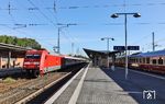 101 100 fährt mit dem umgeleiteten IC 119 (Dortmund - Innsbruck) in das Überholungsgleis 2 in Solingen Hbf ein. Rechts steht der Rheingold-Sonderzug DPE 321 nach Andernach. (06.08.2022) <i>Foto: Joachim Bügel</i>