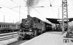 64 081 (Bw Heilbronn) vor N 4182 nach Eppingen in Heilbronn Hbf. (1964) <i>Foto: Walter Illig (Slg. Wollny)</i>
