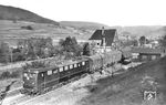 E 50 012 passiert als Schiebelok an einem Güterzug die Blockstelle Eisenwerk auf der Spessartrampe zwischen Laufach und Hain. (09.10.1957) <i>Foto: Carl Bellingrodt</i>