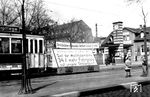 Tw 538 der Straßenbahn Mannheim mit zeitgenössischer Parole am Bahnhof Waldhof. (1934) <i>Foto: Slg. Wolfgang Löckel</i>