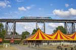 Ein 648 als RB 21281 (Rendsburg - Kiel) auf der Rendsburger Hochbrücke, zu dessen Füßen der Zirkus Probst an diesem Tag seine letzte Vorstellung gab.  (07.08.2022) <i>Foto: Thorsten Eichhorn</i>