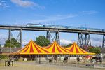 Der EC 174 aus Prag auf der Rendsburger Hochbrücke. Der Zirkus Probst gastierte dieses Jahr hier mit seinem neuen Programm "Surprise!" (07.08.2022) <i>Foto: Thorsten Eichhorn</i>