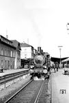 75 090 (Bw Radolfszell) ist mit P 3719 aus Radolfzell in Friedrichshafen Stadt angekommen. Der Zug endete hier, die Lok fuhr anschließend ins Bw Friedrichshafen. (12.07.1959) <i>Foto: Karl-Ernst Maedel</i>