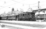 Noch im Jahre 1951 trug im Bahnhof Garmisch-Partenkirchen die österreichische E 45 106 (Baureihe 1170) die Betriebsnummer nach dem Nummernsystem der Deutschen Reichsbahn von 1938.  (1951) <i>Foto: Günther Scheingraber</i>