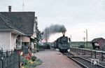 003 131 (Bw Ulm) fährt mit E 1990 durch den Bahnhof Hochdorf (Riß) auf der württ. Südbahn.  (31.08.1971) <i>Foto: Robin Fell</i>