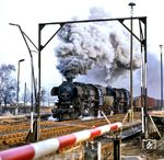 52 8124 und 52 8192 fahren mit einem Güterzug aus dem Bahnhof Kamenz (Sachs) in Richtung Dresden aus. (1982) <i>Foto: Karsten Risch</i>