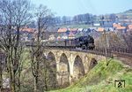 95 0016 mit P 18014 (Eisfeld – Sonneberg) auf dem 97 m langen Viadukt bei Mengersgereuth-Hämmern. (04.1980) <i>Foto: Karsten Risch</i>