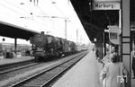 01 150 fährt mit einer unbekannten Schwesterlok in Gießen ein. Sie gehört wohl zu den bekanntesten deutschen Schnellzuglokomotiven, die ab Mai 2013 nochmals für sechs Jahre über die Eisenbahnstiftung Joachim Schmidt in Betrieb gesetzt werden konnte. (22.05.1965) <i>Foto: Robin Fell</i>