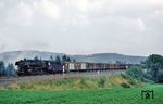 Vor einem sich zusammenbrauenden Gewitter rollt die Weidener 044 412 mit einem Güterzug auf Marktredwitz zu.  (31.08.1972) <i>Foto: Helmut Dahlhaus</i>