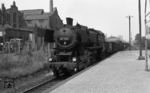 52 1154 mit einem Güterzug im Bahnhof Wildau bei Berlin. Links die Hallen der Berliner Maschinenbau AG. (23.07.1970) <i>Foto: Burkhard Wollny</i>