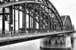 39 138 mit einem Personenzug nach Jünkerath auf der Kölner Hohenzollernbrücke. (13.08.1964) <i>Foto: Gerhard Röder</i>