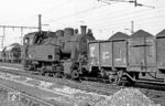 Im Zechen- und Industrieverkehr im Ruhrgebiet fuhren noch lange Zeit Dampflokomotiven. Oftmals waren es Maschinen, die von der Reichsbahn bzw. Bundesbahn übernommen werden konnten. Dazu gab es etliche Typen, die speziell für den Werksbahnverkehr entwickelt wurden. Hierzu gehörte die Werklok Nr. 4 der Klöckner Bergbau AG, die bei Henschel in Kassel (Fabr.Nr. 25279) im Jahre 1941 gebaut worden war.  (29.07.1968) <i>Foto: Wolfgang Bügel</i>