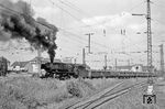 Den beladenen Kokszug aus zweiachsigen E-Wagen aus dem Bahnhof Koblenz-Mosel in Fahrt zu bringen, forderte der Ehranger 44 367 einiges ab. (30.07.1968) <i>Foto: Wolfgang Bügel</i>