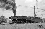 In Schrittgeschwindigkeit geht es für 44 367 aus dem Bahnhof Koblenz-Moselweiß auf die Moselstrecke. Vom 17.10.1049 bis zur Ausmusterung am 08.11.1972 war die Lok in Ehrang stationiert. (30.07.1968) <i>Foto: Wolfgang Bügel</i>