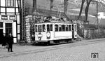 Tw 32 (SIG Neuhausen/Oerlikon) war 1950 von der Straßenbahn St. Gallen nach Iserlohn gekommen. Hintergrund war, dass die Straßenbahn St. Gallen ab 1950 sukzessive durch den Trolleybus ersetzt wurde (die letzte Trambahn verkehrte dort am 1. Oktober 1957), die Iserlohner Kreisbahn ab 1950 nochmals eine Scheinblüte erlebte. Dies machte noch einmal Wagenbeschaffungen erforderlich. Da nach dem Krieg viele deutsche Unternehmen selbst an Fahrzeugmangel litten, wurden man in der Schweiz fündig. So kamen neben den beiden Vierachsern der Wetzikon-Meilen-Bahn (WMB) fünf zweiachsige Triebwagen aus St. Gallen ins westfälische Sauerland. (02.1953) <i>Foto: Karl Wyrsch, Slg. D. Ammann</i>