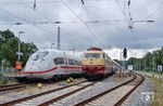 Im Bahnhof Ostseebad Binz trifft 103 113 mit einem Sonderzug auf das neueste Produkt der Siemens Velaro-Familie. 408 006 war als DPrb-W 90205 auf Probefahrt für Siemens aus Berlin-Ruhleben hier eingetroffen. Rechts steht 401 057. (25.08.2022) <i>Foto: Joachim Schmidt</i>