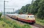 103 113 kehrt mit einem Sonderzug aus Cottbus nach Binz zurück, aufgenommen in Lietzow auf Rügen. Wie die Fotostelle zu Zeiten der 03.10 aussah, vermittelt Bild-Nr. 67047. (27.08.2022) <i>Foto: Joachim Schmidt</i>