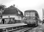 Die Moerser Kreisbahn war eine Bahngesellschaft im Kreis Moers (heute Kreis Kleve und Kreis Wesel), die die Bahnstrecke von Rheinberg über Moers nach Hoerstgen-Sevelen betrieb. 1967 ging sie in den Niederrheinischen Verkehrsbetrieben (NIAG) auf. Der Personenverkehr auf der Strecke wurde 1968 eingestellt. Die Strecke besteht aber nach wie vor und wird im Güterverkehr betrieben. Im Endbahnhof Hoerstgen-Sevelen steht VT 22, ein Eigenbau aus dem Jahr 1953 (ex VB 40, Baujahr 1940). (26.08.1965) <i>Foto: Jörg Schulze</i>