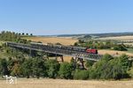 211 041 auf dem markantesten Bauwerk der Wutachtalbahn, das offiziell "Talübergang Epfenhofen" heißt. Mit 264 Metern Länge und 34 Meter Höhe ist sie die größte Brücke der Bahn. Sie wurde innerhalb eines Jahres vom November 1888 bis November 1889 erbaut. Die Stahlkonstruktion, die von der Gutehoffnungshütte aus Schweißeisen hergestellt und vor Ort aus Einzelteilen zusammengenietet wurde, hat ein Gewicht von 512 Tonnen.  (12.08.2022) <i>Foto: Ralf Opalka</i>