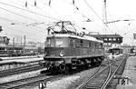 Lokwechsel in Stuttgart Hbf. Die Münchener E 18 02 rückt in das Bw Rosenstein ein. (15.07.1959) <i>Foto: Karl-Ernst Maedel</i>