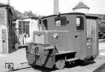 Unter der Baureihenbezeichnung Kdl 01 beschaffte die Deutsche Bundesbahn von der Fa. Schöma zwischen 1953 und 1958 insgesamt 13 Kleinstdiesellokomotiven als Rangierschlepper, welche für den Verschub von Lokomotiven und Wagen in Betriebs- und Ausbesserungswerken konzipiert waren. Aufgrund ihrer kurzen Bauform fanden sie gemeinsam mit langen Lokomotiven Platz auf Drehscheiben und Schiebebühnen. Im Lieferzustand mit einem 22 PS Deutz-Motor Typ (F2L712 Nr. 2424448/49), einem Gewicht von 5,8 t und einer Höchstgeschwindigkeit von 22 km/h ausgestattet, wurde Kdl 01-12 am 29.09.1958 an das Bw Wuppertal-Steinbeck ausgeliefert. Im Bw Wuppertal-Vohwinkel diente sie hauptsächlich dazu, elektrische Lokomotiven von der Drehscheibe in die nicht elektrifizierten Schuppengleise zu schieben und umgekehrt. 1968 wurde sie in Kdl 91-12 umgezeichnet und im März 1976 ausgemustert. Sie wurde an die Heinrich August Schulte Eisen AG (später Thyssen-Schulte GmbH) in Bremen-Kirchhuchting verkauft. Anfang der 1990er Jahre wurde sie wegen eines Getriebschadens abgestellt und an die Delmenhorst-Harpstedter Eisenbahnfreunde verkauft. 2011 befand sie sich bei der Draisinenbahnen Berlin/Brandenburg in Spreenhagen, ihr weiterer Verbleib ist nicht bekannt.  (23.08.1968) <i>Foto: Wolfgang Bügel</i>