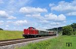 V 100 1019 der UEF mit E94 088 am Zugschluss auf dem Weg zum Nördlinger Eisenbahnfest zwischen Lorch und Schwäbisch Gmünd. (28.05.2022) <i>Foto: Luis Heinrich</i>