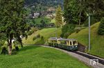 Die Wengernalpbahn (WAB) ist eine 1893 eröffnete schmalspurige Zahnradbahn im Berner Oberland. Sie führt von Lauterbrunnen über Wengen und die Kleine Scheidegg nach Grindelwald. Benannt wurde sie nach der Wengernalp, die sich zwischen Wengen und der Kleinen Scheidegg befindet. Sie gilt als die längste durchgehende Zahnradbahn der Welt. Wegen der bis 120 Promille starken Steigungen sind Zahnstangenabschnitte System Riggenbach vorhanden. Bei Grindelwald Grund rollen Beh 4/4 114 und Bt 213 von der Kleinen Scheidegg kommend bergab nach Grindelwald. (05.09.2022) <i>Foto: Zeno Pillmann</i>