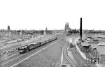 Eine schöne Übersichtsaufnahme mit Blick auf die alte Kölner Vorkriegsstadtkulisse, dem Bahnhof Köln-Deutz mit dem Bw Deutzerfeld fertigte Carl Bellingrodt vom Wasserturm des Bw aus an. Den Bildmittelpunkt bildet die Wiesbadener 17 080, die schon Ende 1931 ausgemustert wurde. Vermeintlich soll sie hier den D 164 nach Oostende führen, weder Zugnummer noch Fahrtrichtung passen aber zu dem Zug. (03.05.1931) <i>Foto: DLA Darmstadt (Bellingrodt)</i>