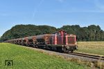 Emsland II (ex DB 211 011) zieht einen langen beladenen Kieszug bei Sandloh an der Strecke Meppen - Essen (Oldenburg).  (31.08.2016) <i>Foto: Ralf Opalka</i>