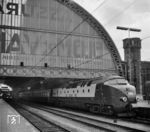 Unter dem Namen "Edelweiss" verkehrte von 1928 bis 1979 ein Zugpaar zwischen der Schweiz und den Niederlanden über das Elsass und Luxemburg. Bis 1939 verkehrte der Zug als von der Internationalen Schlafwagengesellschaft (CIWL) betriebener Luxuszug. Nach dem Zweiten Weltkrieg zunächst als normaler Schnellzug geführt, wurde der "Edelweiss" ab 1957 eines der ersten Zugpaare des neuen Trans-Europ-Express-Systems (TEE). Für die 909 Kilometer des Zuglaufs von Zürich nach Amsterdam benötigte der TEE 30/31 bei 13 Zwischenhalten eine Zeit von knapp 10 Stunden und fuhr mit einer durchschnittlichen Geschwindigkeit von 110 km/h. Gefahren wurde der Zug mit dem Dieseltriebzug RAm TEE der Schweizerischen Bundesbahnen (SBB). Zwei Einheiten (RAm 501 und 502) waren bei den SBB eingestellt, drei (DE 1001 bis 1003) bei der NS. DE 1002 wartet hier in Amsterdam CS auf die Abfahrt nach Zürich. (09.09.1965) <i>Foto: Jörg Schulze</i>
