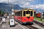 Die Schynige Platte-Bahn (SPB) ist eine elektrische Zahnradbahn im Berner Oberland in der Schweiz mit einer Spurweite von 800 mm. Sie führt auf einer 7 km langen Strecke von Wilderswil bei Interlaken (584 m) auf die Schynige Platte in 1967 m Höhe. In Wilderswil verlässt ein geschobener Personenzug den Bahnhof.  (04.09.2022) <i>Foto: Zeno Pillmann</i>