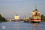 Pro Jahr passieren rund 30.000 Schiffe den Nord-Ostsee-kanal. Zwei von ihnen waren hier die niederlandische "LAUWERSBORG" (Baujahr 2007) auf dem Weg nach Finnland und das Containerschiff "DELPHIS GDANSK" (Baujahr 2017) aus Hongkong auf dem Weg nach Polen. Über die Hochdonner Brücke fährt ein 628 als RB 11929 nach Itzehoe. (22.09.2022) <i>Foto: Thorsten Eichhorn</i>