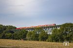Ein seltener Anblick auf der Marschbahn sind mittlerweile die DB-Dosto-Garnituren geworden. 245 005 passiert mit einem RE 6 die Hochdonner Brücke. (23.09.2022) <i>Foto: Thorsten Eichhorn</i>