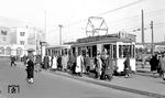 Eine Straßenbahn auf der Linie 18 zur Altstadt am Düsseldorfer Hauptbahnhof. (03.1953) <i>Foto: Karl Wyrsch, Slg. D. Ammann</i>