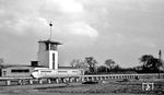 Der "Tower" auf dem Versuchsgelände der Alweg-Bahn mit dem 1:2,5-Modell in der Fühlinger Heide bei Köln. (04.1953) <i>Foto: Karl Wyrsch, Slg. D. Ammann</i>