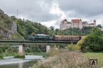 Neben 44 2546 war auch 194 192 der BayernBahn mit einem Rundholz-Güterzug unterwegs. Vor dem Klassiker am Harburger Schloss passiert sie die Wörnitzbrücke. (27.09.2022) <i>Foto: Joachim Schmidt</i>