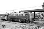 E 10 157 vom Bw Frankfurt/M-1 trifft mit einem Personenzug in Frankfurt-Oberrad ein. (08.1960) <i>Foto: Karl-Ernst Maedel</i>