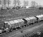 Güterwagen mit öffnungsfähigem Dach machten zu Staatsbahnzeiten etwa ein Sechstel aller Güterwagen in Deutschland aus. Die frühere Hauptgattung lautete „K“ bzw. „KK“. Sie wurden hauptsächlich zum Befördern von nässeempfindlichem Schüttgut wie Zement, Gips, Kalk, Kalisalz und Getreide genutzt. Die Klappdeckelwagen mit mehreren nach oben aufklappbaren „Dach“-Klappen, wie diese im Bahnhof Paderborn Nord, werden kaum noch eingesetzt. Ihr Nachteil bestand darin, dass das Dach durch die Stege, an denen die Klappen befestigt waren, nicht großflächig zu öffnen waren.  (07.04.1960) <i>Foto: Reinhard Todt</i>