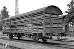 Obwohl die Zeit für Viehtransporte auf der Schiene bereits abgelaufen war, ließ die DB noch 1960 insgesamt 650 Wagen des Typs "Vlmmhs 63" bauen. Sie entstanden unter Verwendung von Teilen zerlegter Verschlagwagen der Vorkriegsbauarten. Der Vlmms63 Nr. 332 280 wurde im Bahnhof Eystrup fotografiert. Der Gattungszeichen "V" stand nicht für "Viehwagen", sondern für "Verschlagwagen". (08.1962) <i>Foto: Reinhard Todt</i>