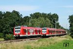 Bei Weßling im oberbayerischen Landkreis Starnberg begegnen sich zwei S-Bahnen der Linie S 8. Links 423 066 als S 7562 und 423 152 als S 7573. (06.08.2008) <i>Foto: Stefan von Lossow</i>