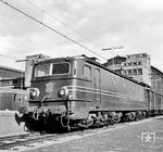 Die auf der französischen Lokomotivbaureihe SNCF CC 7100 basierende NS-Reihe 1300 wurde ab 1952 bei Alsthom in Belfort gefertigt. Bis 1956 entstanden 16 Exemplare. Erster Einsatz war ein Sonderzug anlässlich der Elektrifizierung der Strecke von Zwolle nach Groningen, den die Lok 1301 kurz nach ihrer Inbetriebnahme 1952 zog. Mit einer Leistung von 4.300 PS (3.159 kW) waren die Loks lange Zeit die stärksten Fahrzeuge der Niederländische Eisenbahnen und konnten vielfältig eingesetzt werden. Durch die Beschaffung der Baureihe 1600 und 1700 in den 1980er Jahren verlor die Baureihe 1300 langsam an Bedeutung. Im Jahr 2000 wurden alle Loks außer Betrieb genommen und abgestellt. Bis auf vier museal erhaltene Exemplare wurden alle Loks verschrottet. NS 1309 steht hier vor einem Expressgutzug in Amsterdam CS. (11.09.1965) <i>Foto: Jörg Schulze</i>