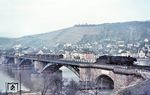 044 688 (44 1684 vom Bw Ehrang) rollt mit einem Güterzug über die Moselbrücke in Güls. (18.04.1970) <i>Foto: Helmut Dahlhaus</i>