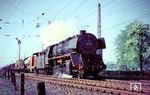 44 577 und eine unbekannte V 100 vor einem Güterzug auf dem Weg nach Münster bei Mersch. (30.04.1966) <i>Foto: Helmut Dahlhaus</i>
