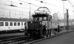 Die Loks der Baureihe E 63 (163) prägten lange Jahre das Bild der Rangierloks in Stuttgart Hbf. Hier kommt 163 004 mit viel Personal an den Bahnsteig. (27.08.1971) <i>Foto: Burkhard Wollny</i>