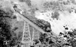 95 019 vom Bw Blankenburg (Harz) rollt mit einem Güterzug aus dem Krumme-Grube-Tunnel (307m) kommend über das Krocksteinviadukt dem Bahnhof Rübeland entgegen. (25.07.1958) <i>Foto: Gerhard Illner</i>